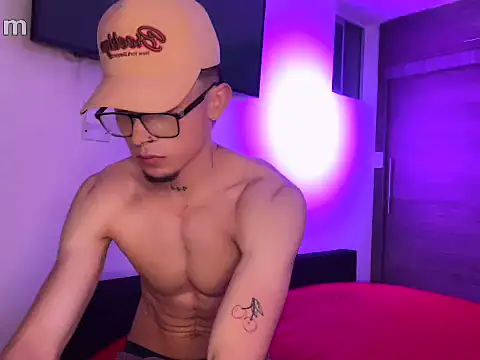 Snapshot of strongManLatino chatting on 02.05.26 strongManLatino online show from 02.05.26