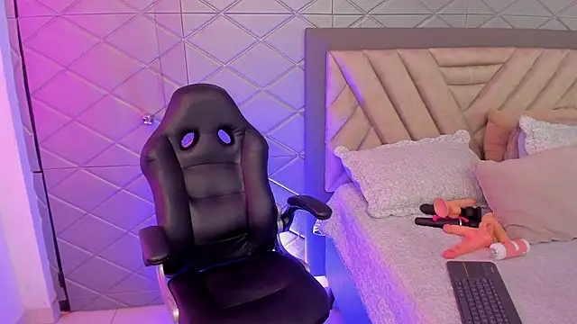 Snapshot of AriannaCooperr chatting on 12.14.25 AriannaCooperr online show from 12.14.25