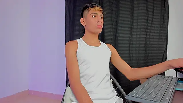 Snapshot of cherub_ chatting on 10.04.25 cherub online show from 10.04.25