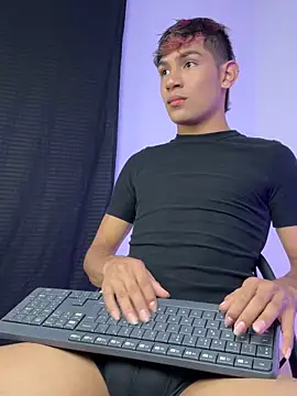 Snapshot of cherub_ chatting on 11.10.25 cherub online show from 11.10.25