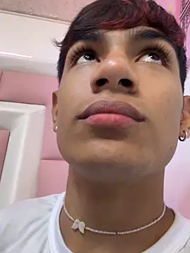 Snapshot of cherub_ chatting on 01.06.26 cherub online show from 01.06.26