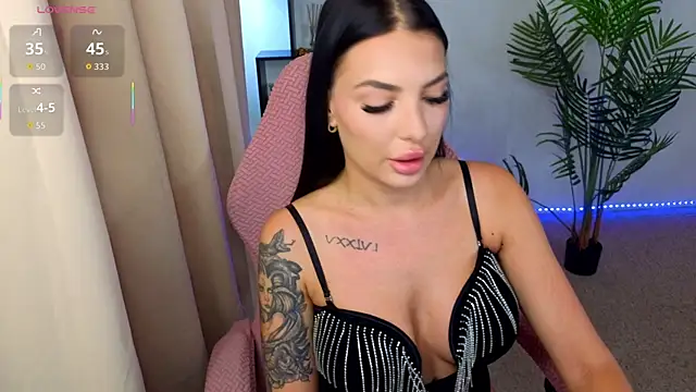 Snapshot of Raven_Ink chatting on 10.01.25 Raven Ink online show from 10.01.25