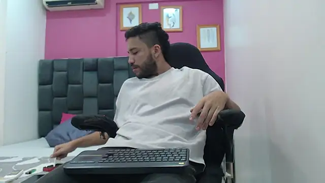 Juan FelipeX01 online show from 10.20.25