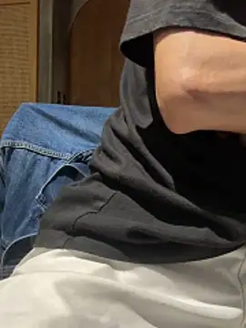 Snapshot of HenryLee1983-cums chatting on 06.01.26 HenryLee1983-cums online show from 06.01.26