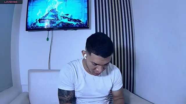 Snapshot of venedic_bull chatting on 11.25.25 venedic bull online show from 11.25.25