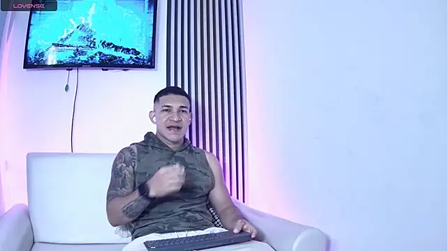 Snapshot of venedic_bull chatting on 11.30.25 venedic bull online show from 11.30.25