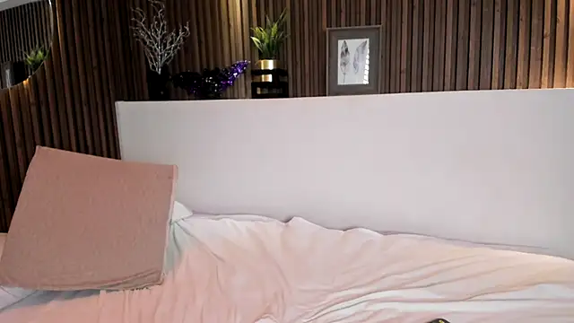 Emily Roberts9 online show from 10.15.25