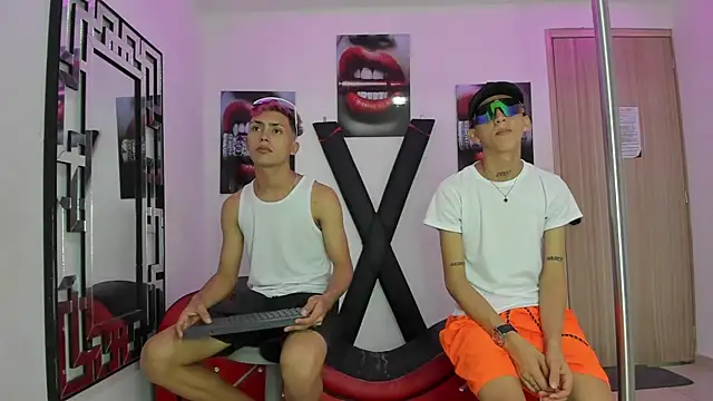 Snapshot of VERY_HOT_GUYS chatting on 11.16.25 VERY HOT GUYS online show from 11.16.25