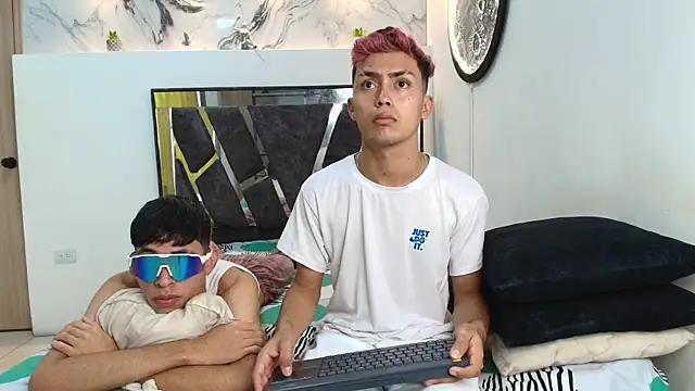 Snapshot of VERY_HOT_GUYS chatting on 11.23.25 VERY HOT GUYS online show from 11.23.25