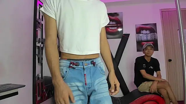 Snapshot of VERY_HOT_GUYS chatting on 11.28.25 VERY HOT GUYS online show from 11.28.25