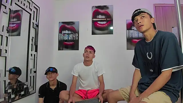 Snapshot of VERY_HOT_GUYS chatting on 12.05.25 VERY HOT GUYS online show from 12.05.25