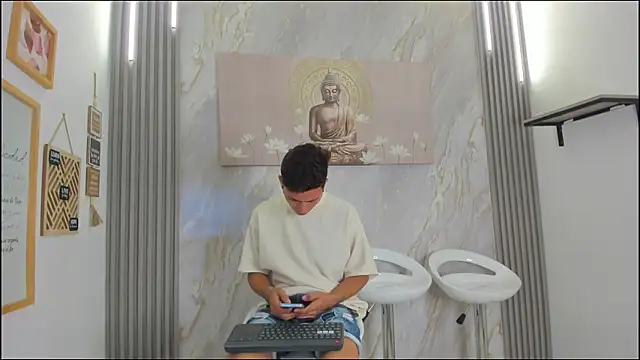 Snapshot of VERY_HOT_GUYS chatting on 12.22.25 VERY HOT GUYS online show from 12.22.25