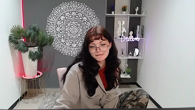 Snapshot of MileyRood chatting on 10.01.25 MileyRood online show from 10.01.25