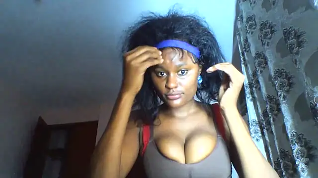 Snapshot of Famous-ryleigh chatting on 10.10.25 Famous-ryleigh online show from 10.10.25