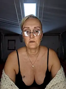 Snapshot of Jenny_Blum chatting on 11.19.25 Jenny Blum online show from 11.19.25