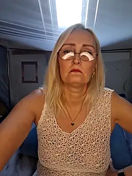 Snapshot of Jenny_Blum chatting on 12.01.25 Jenny Blum online show from 12.01.25