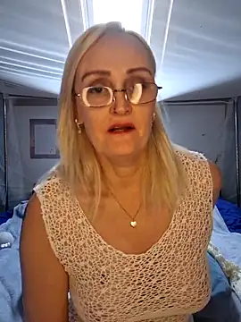 Snapshot of Jenny_Blum chatting on 12.17.25 Jenny Blum online show from 12.17.25