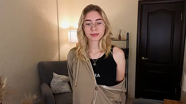 Snapshot of KatherineWill chatting on 10.08.25 KatherineWill online show from 10.08.25