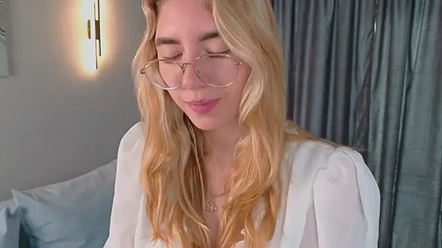Snapshot of KatherineWill chatting on 10.19.25 KatherineWill online show from 10.19.25