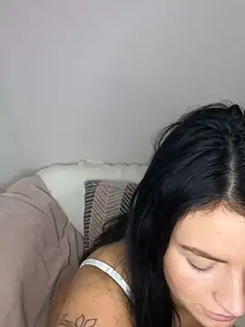 Snapshot of LolaReaX chatting on 12.23.25 LolaReaX online show from 12.23.25