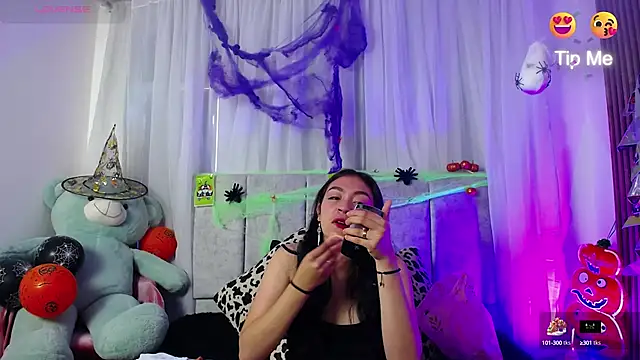 Snapshot of emy_brunette chatting on 10.14.25 emy brunette online show from 10.14.25