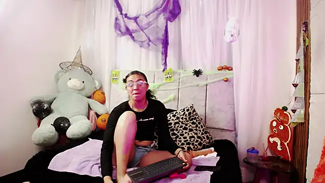 Snapshot of emy_brunette chatting on 10.17.25 emy brunette online show from 10.17.25