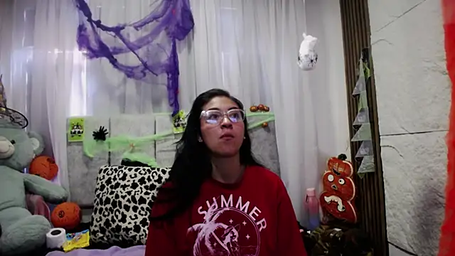 Snapshot of emy_brunette chatting on 10.18.25 emy brunette online show from 10.18.25