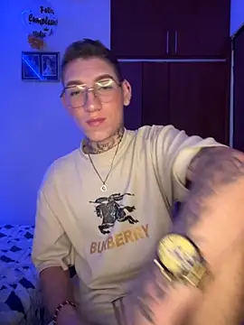 Snapshot of hotxxx_2012 chatting on 10.04.25 hotxxx 2012 online show from 10.04.25