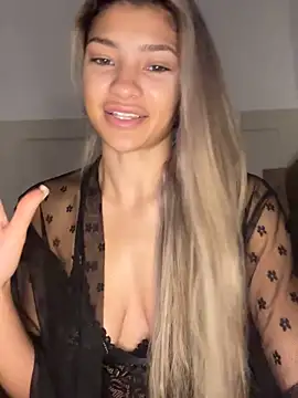 Snapshot of Honeyyyxo chatting on 10.24.25 Honeyyyxo online show from 10.24.25