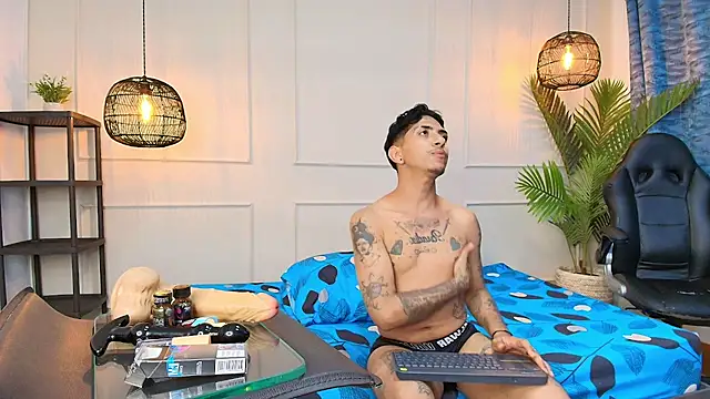 Snapshot of fkenneth_macias chatting on 10.10.25 fkenneth macias online show from 10.10.25
