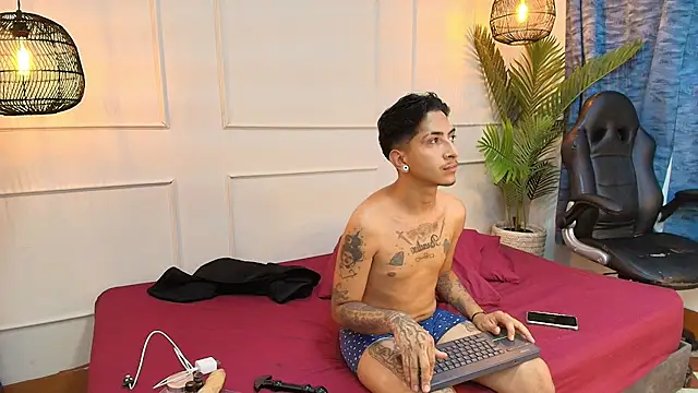 Snapshot of fkenneth_macias chatting on 10.11.25 fkenneth macias online show from 10.11.25