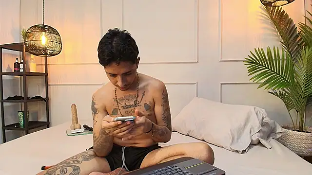 Snapshot of fkenneth_macias chatting on 10.21.25 fkenneth macias online show from 10.21.25