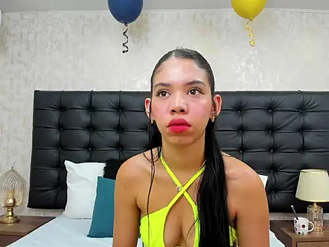 Snapshot of EmaGarcess chatting on 10.22.25 EmaGarcess online show from 10.22.25