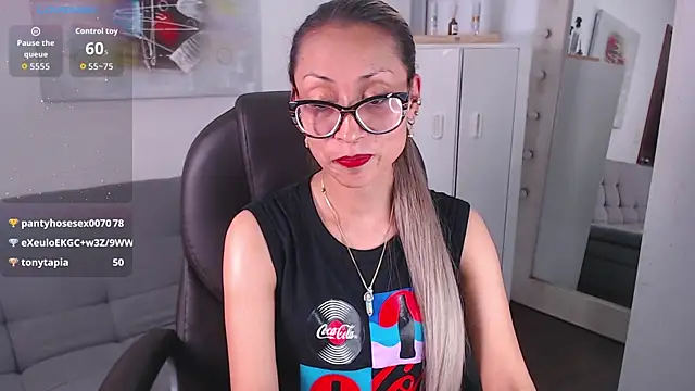 Snapshot of alexia_james_ chatting on 04.17.26 alexia james online show from 04.17.26