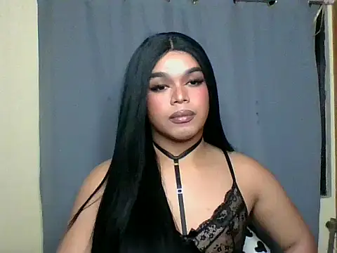 Snapshot of TarahFox chatting on 10.27.25 TarahFox online show from 10.27.25