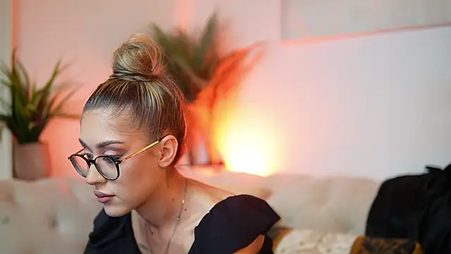 Snapshot of AileenKiss chatting on 10.09.25 AileenKiss online show from 10.09.25