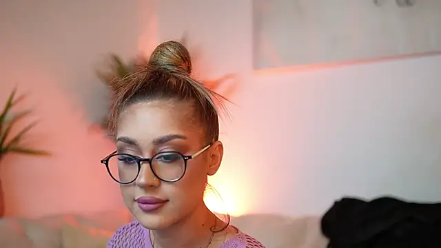 Snapshot of AileenKiss chatting on 10.13.25 AileenKiss online show from 10.13.25