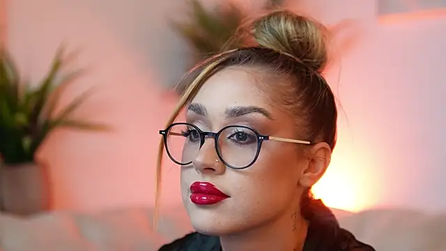 Snapshot of AileenKiss chatting on 10.20.25 AileenKiss online show from 10.20.25