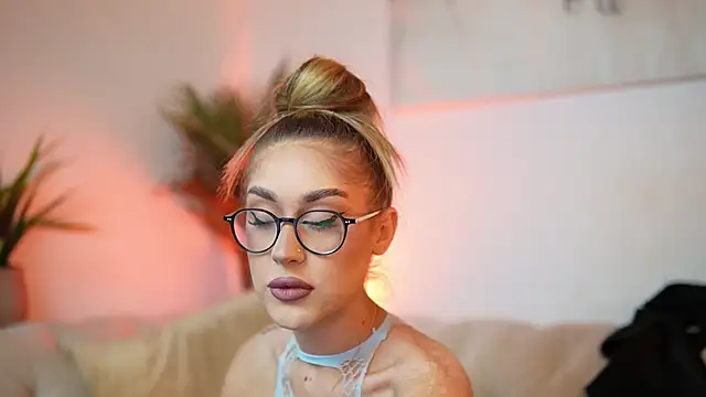 Snapshot of AileenKiss chatting on 10.28.25 AileenKiss online show from 10.28.25