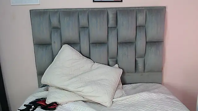 Kitty foxx  online show from 10.11.25
