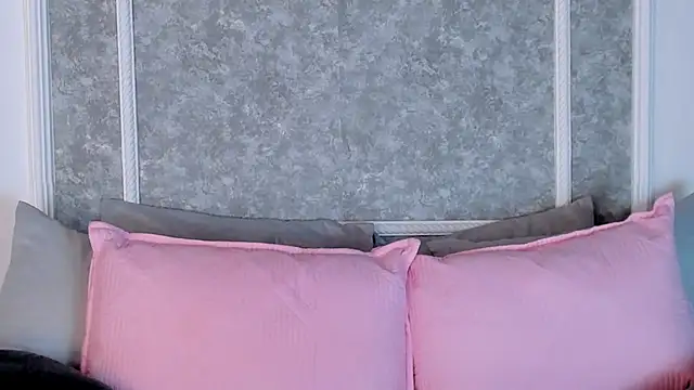  victoriaa  lois online show from 12.18.25