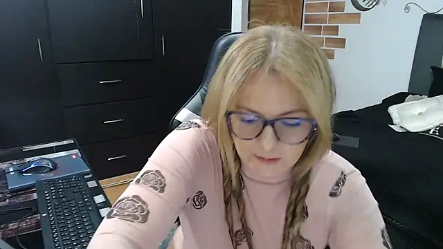 Snapshot of perlagoloza05 chatting on 02.08.26 perlagoloza05 online show from 02.08.26