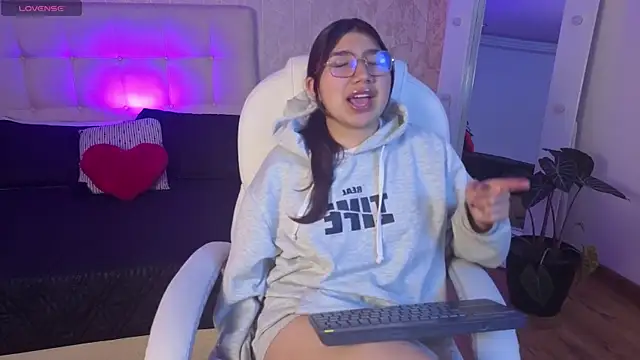 zoe capeli online show from 10.07.25