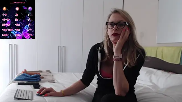 Snapshot of Spicypamy chatting on 10.16.25 Spicypamy online show from 10.16.25