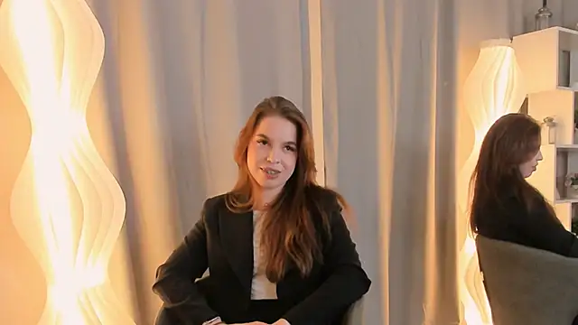 Snapshot of ToniaRoehr chatting on 10.04.25 ToniaRoehr online show from 10.04.25