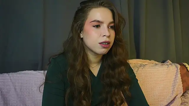 Snapshot of ToniaRoehr chatting on 10.09.25 ToniaRoehr online show from 10.09.25