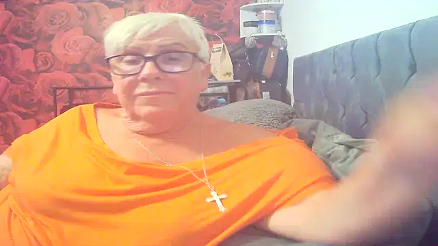 Playful MILF Demi online show from 07.06.26