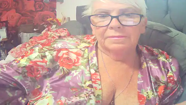 Playful MILF Demi online show from 07.17.26