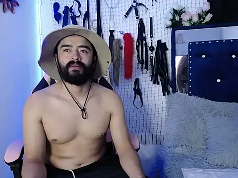 Snapshot of Aron_and_Queen_Annie chatting on 11.15.25 Aron and Queen Annie online show from 11.15.25