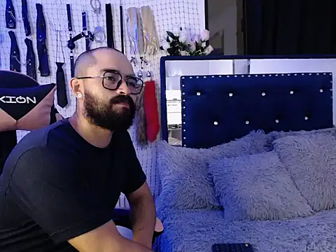 Snapshot of Aron_and_Queen_Annie chatting on 11.23.25 Aron and Queen Annie online show from 11.23.25